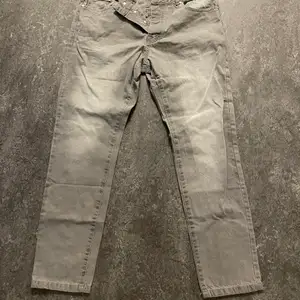 Slim fit jeans från Boohoo man i storlek 34. Aldrig använda pga inte passade. Ordinarie pris, 396kr 