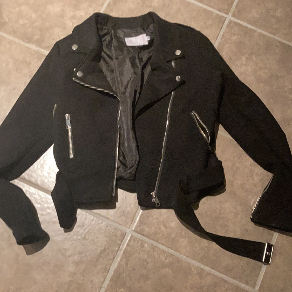 svart biker-jacka i mocka från nelly