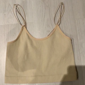 Jätte fint linne - Jätte fint linne från bikbok som inte kommer till användning, jätt bra skick,stl xs, 60kr+ frakt💕