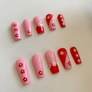 Press on naglar - Handgjorda press on naglar i storlek M. Storleken anser bredden på dina naglar. Skickar även med 12st för fler storleksalternativ.  Återanvändningsbara och  i högkvalitativ gelé. 