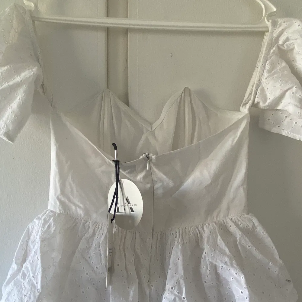Jättefin vit klänning från Linn Ahlborgs kollektion för NA-KD. Aldrig använd, lappar kvar. Perfekt till student eller midsommar bland annat🌸🤗. Klänningar.