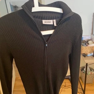 Weekday tröja - Super fin topp från Weekday i storlek XS, lång i ärmarna🧡 använd 1 gång. Går att zippa nerifrån och upp från båda hållen!