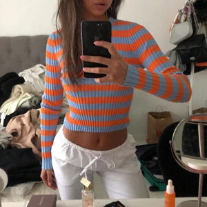 Tröja - Superfin tröja från Zara. Perfekt till sommarn nu. Använd två gånger så den är i väldigt bra skick!🤍 Tröjan är i storlek M men skulle säga att den passar XS/S/M beroende på hur man vill att den ska sitta. 😊