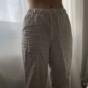 Linnebyxor  - Linnebyxor från arket i storlek S❤️‍🔥Helt slutsålda på hemsidan, säljer både beiga och svarta!! Sitter så fint men har flera liknande så säljer dessa!! Svarta SÅLDA!!