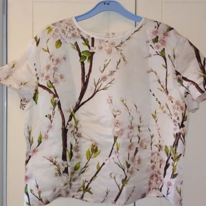 Tunika/Linne - Vacker Unik tunika/Linne i skönt likesliknande material med motiv av körsbärsträd, tunikan är midjelång. Storlek M