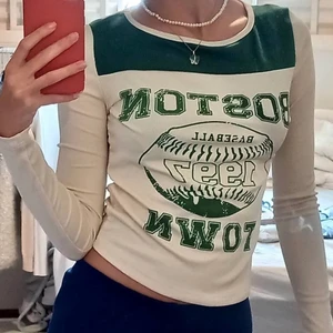 Långärmad y2k tröja  - Säljer den här långärmade y2k tröjan för att den inte passar min stil. Passar storlek XS-S (alla bilder är lånade utom sista).