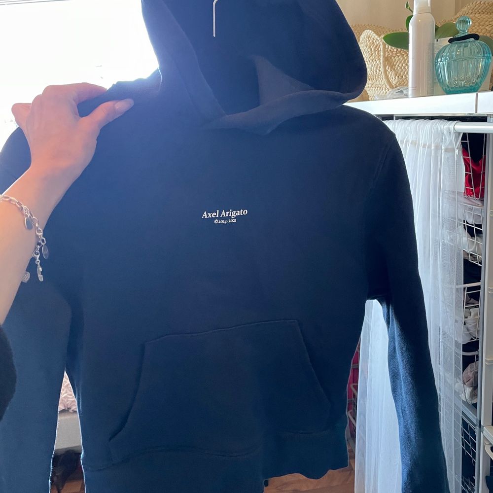 Skit snygg hoodie från Arigato, jag har kvitto & etikett kvar och kan ta fler bilder vid önskemål! Den är i storlek XS och är använd ca 5 gånger, Max! Nypris är runt 1500kr och jag säljer för 800kr + frakt💓. Huvtröjor & Träningströjor.