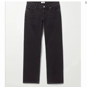 Jeans  - Weekday arrow low i mörkgrå färg, strl 25/32. Säljer då de aldrig kommer till användning 🤍