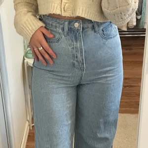 Blåa jeans stolek 34 - Blåa straight leg jeans med höga fickor som gör att kroppen ser bra ut! 