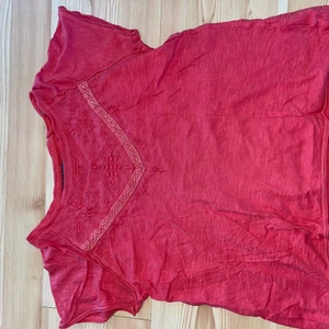 T-shirt - Gullig T-shirt med spets och snygg söm på bröstet. Väl använd men hel och fin. Storlek 158/164.