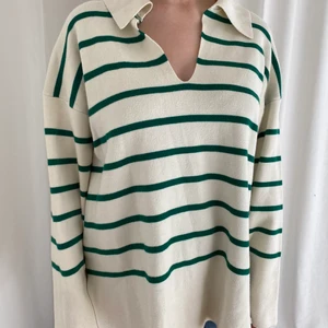 Stickad tröja Zara  - Finstickad tröja med gröna ränder från zara! Använd endast 2 gånger mycket fint skick