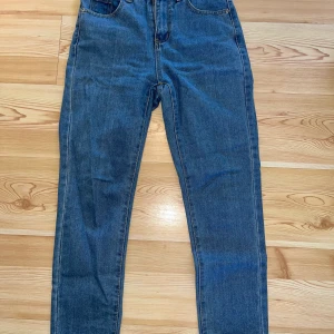 Jeans  - Raka jeans med mellanhög midja. Från Bohooo men bra kvalitet endå. Nyskick då dom inte passade i midjan på mig. Passar mig som brukar ha storlek XS.