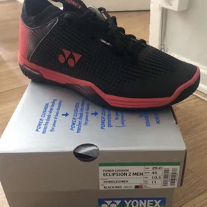 Helt nya träningsskor 👍🏼 - Yonex skor  i storlek 45. Helt oanvända. Priset kan sänkas vid snabb affär. 