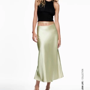 Lång satinkjol - Intressekoll på denna underbara kjol som är slutsåld i de flesta storlekar därför kollar jag intresset här, så fin kjol och älskar färgen, storlek L 