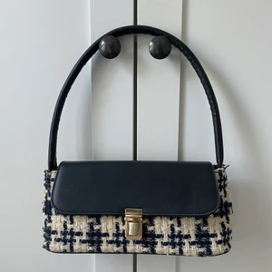 Väska - Jättefin unik väska med ett stort fack. Använd en del men är i bra skick! 