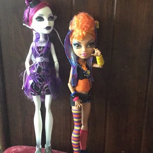 Monster High  - En söt varulvstjej som är både bredare och kortare än den normala monster High hon har afro 