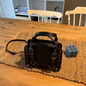 snygg väska från zara💗 - mini väska från zara som jag använt ett par gånger men är fortfarande i bra skick