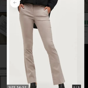 Beigea kostymbyxor  - Helt nya storlek 34 från ellos. 200 inkl frakt Nypris 349kr 