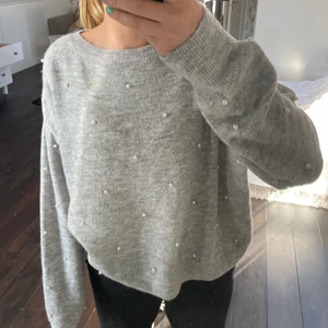 Stickad tröja - Jättesöt stickad tröja med pärlor på💖