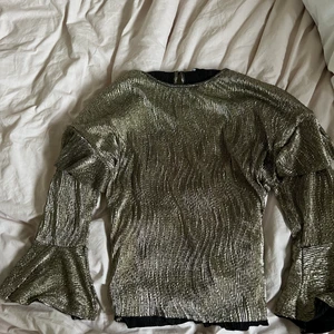 Topp - En snygg guldig topp från ivyrevel som passar många tillfällen. Knappt använd så i bra skick. Skicka för fler bilder💖💖 köparen står för frakt, pris kan diskuteras