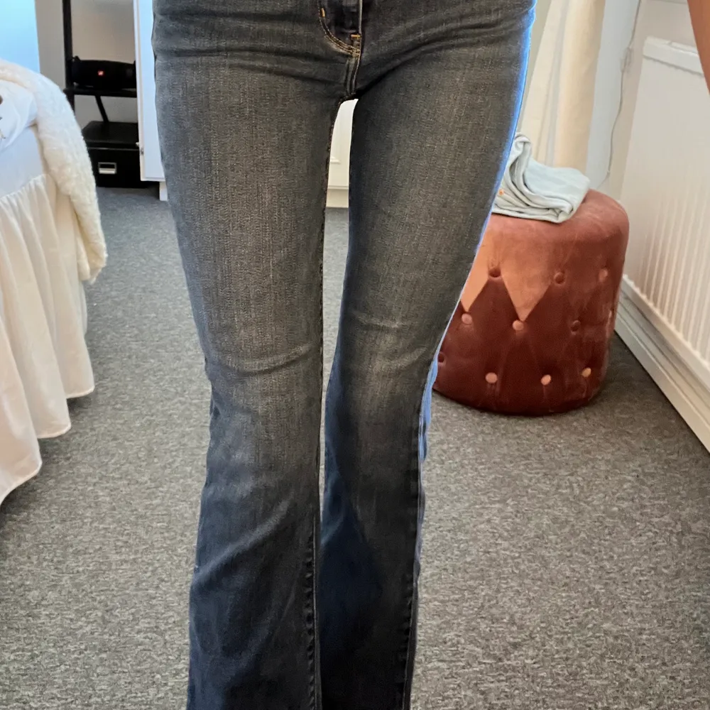 Säljer dessa sjukt snygga Levis jeans för 300kr (originalpris 1200kr)! Lågmidjade & bootcut, älskar älskar dessa men behöver pengar🥲 Pris kan diskuteras!Köparen står för eventuell frakt. Skriv om ni har frågor! . Jeans & Byxor.