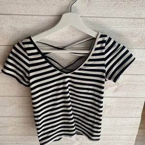 Crop top - Jättefin crop top, som har zink-zak på ryggen