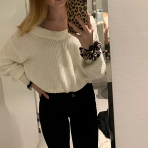 Stickad tröja - Säljer en stickad tröja som inte kommer till användning längre😩💓 Är i nyskick! Säljs för 80kr+ spårbar frakt! Den är från Gina Tricot i storlek Xs, passar Xxs-S!