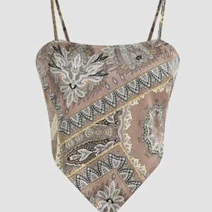 Bandana topp - En jättefin topp med knyt i ryggen och anpassningsbara band. Köpt från cider och oanvänd, då den är för kort för min smak :) Skriv privat för flera egna bilder ( 1 och 2 är lånade från hemsidan) Pris kan diskuteras🙂