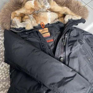 Parajumper Doris  - Intressekoll på knappt använd parajumper i modellen Doris i storlek M. Endast använd några få gånger men är för stor för mig och kommer inte till användning. Köpt för 9.995kr på Nk men säljar för 6000. Inga defekter eller repor utan i toppskick! 