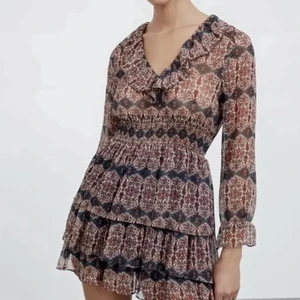 Zara klänning  - Säljer denna skit fina zara klänning då jag tycker att jag ej passar i den! Den är endast testad så helt oanvänd. För fler frågor eller fler bilder kontakta mig! frakt tillkommer & priset kan diskuteras💕💕💕