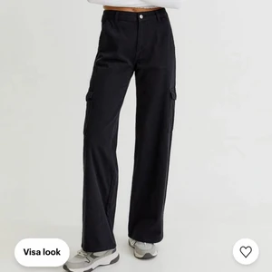 Svarta cargobyxor i storlek XS - Snygga cargobyxor från pull and bear, aldrig använda.