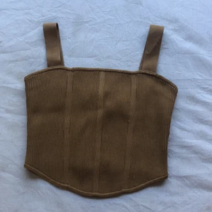 Brunt linne - Säljer detta linne från H&M, eftersom det inte kommer till användning längre. Banden är insydda. Använt några få gånger. Köparen står för frakt 💕