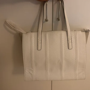 Vit väska - Fin vit väska. Knappt använd