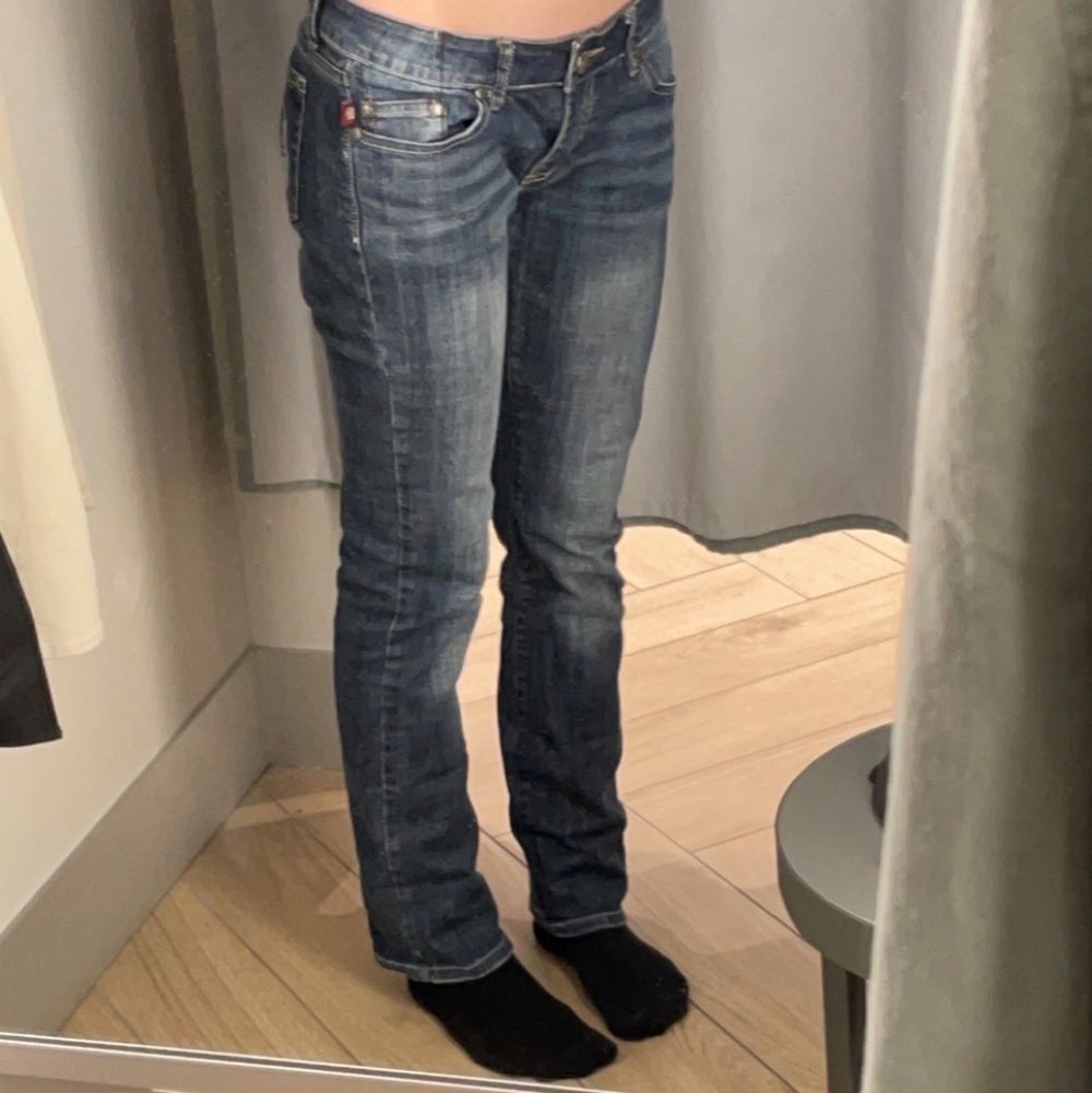 Lågmidjade jeans från rock and republic med coola tryck på skärten, jag är 171. Är osäker på storleken men kan skicka mått om de önskas 💞 Fråga gärna om det är nåt ni undrar. Jeans & Byxor.