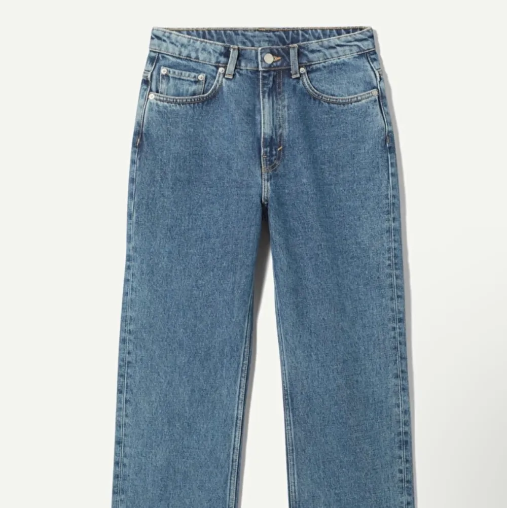 Säljer nu dessa fina jeans då det blivit försmå för mig. Tyvärr kan inte skicka bild när jag har det på mig då det som sagt är för små. . Jeans & Byxor.