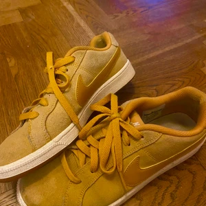 Gula Nike skor - Skriv om du vill ha fler bilder på skorna! Pris kan diskuteras, frakt ingår inte 🧡 (De passar folk med storlek 37/38)