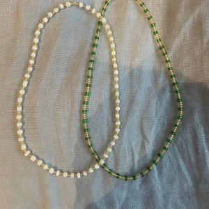 Pärlade halsband - Har sedan ett förra året gjort pärlade halsband & armband. Jag tänkte därför kolla intresset av pärlade smycken här. Är ni interesserade av att köpa något så skriv ett meddelande till mig, så kan vi komma fram till något där!  Kommer lägga ut fler bilder som exempel på vad man kan köpa🫶🏼💓