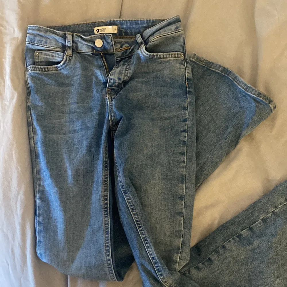 Säljer dessa boot cut jeans ifrån Gina Tricot i storlek xs (slutsålda på websidan) då dem inte riktigt är min stil längre. Så fina vid midjan och så bra passform då dem är relativt strechiga💕 Orginalet kostar 400, säljer för 100+ frakt. Jeans & Byxor.