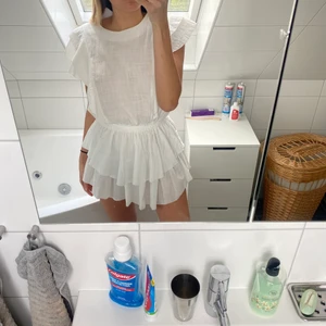 Vit klänning - Säljer världens finaste klänning som jag tänkte ha till studenten, men tyvärr var den lite för kort! Jag är ganska lång (172). Så är du kortare är den nog perfekt! Skriv privat om du är intresserad!