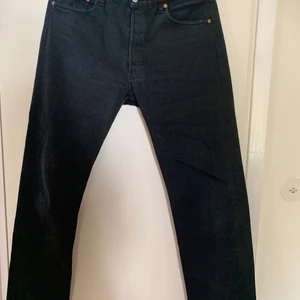 levi’s 501 - sköna levi 501s köpta på grailed, tag säger W34 L32 men mäter dem till W34 L33 typ. säljs för jag har alldeles för många par byxor och måste rensa min garderob lite. tveka inte att skriva om du har några fråga!🤞🏽