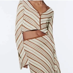 Randigt set  - Toppen aldrig använd 💞💞 kjolen använd två gånger, lite lösa trådar. Säljs tsm