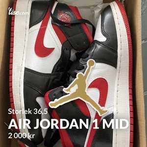 Air Jordan 1 mid storlek 36,5 - Air Jordan 1 mid skor som är i nyskick har inte använt de och du kan skicka bud så kanske vi kan göra affärer annars är fastpriset 2015 kr och skorna hämtas på plats! Storlek 36,5. Och den har inga skador!