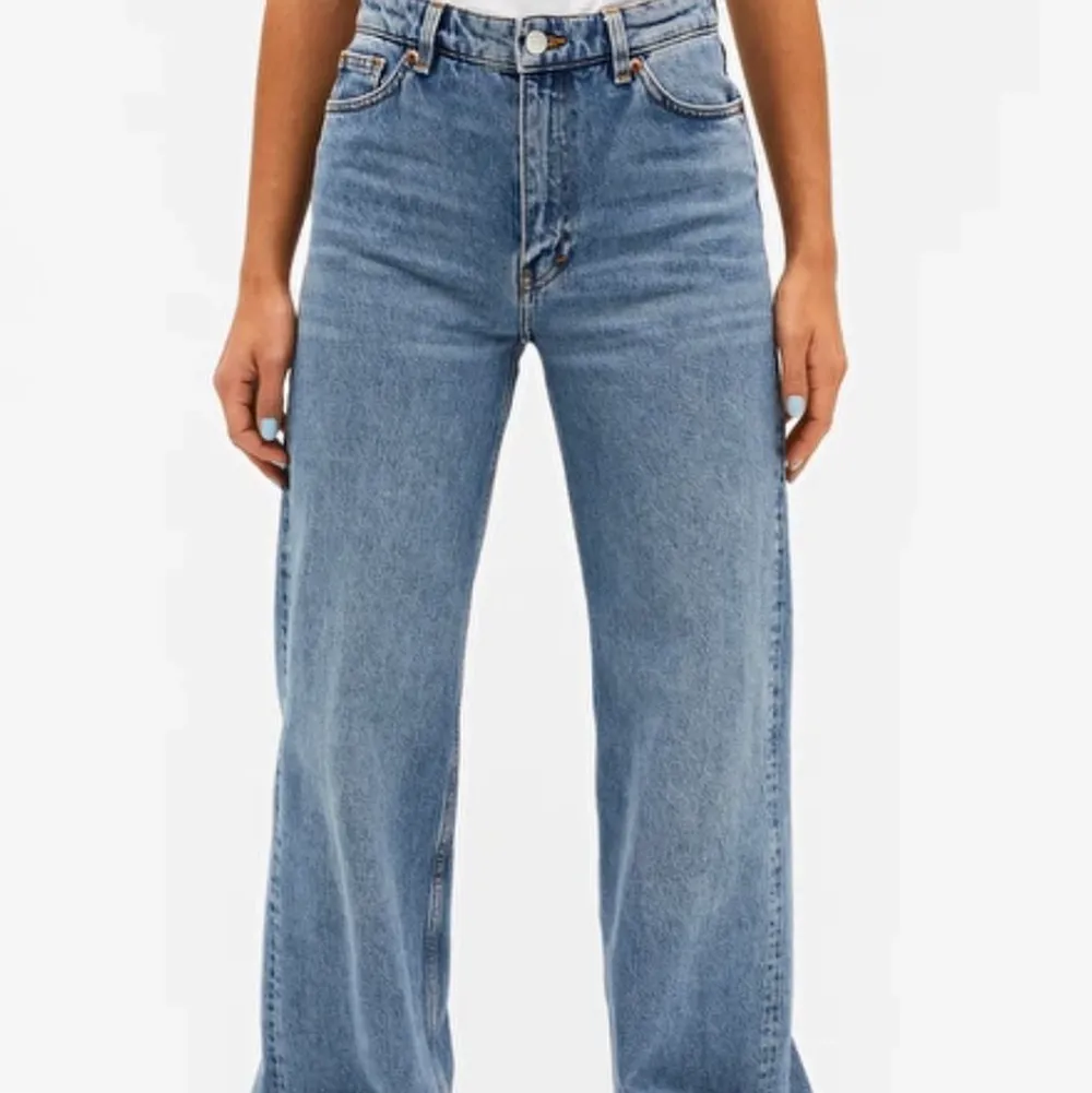 Blåa jeans från Monki i modellen Yoko. Storlek 24. På höger bakficka finns ett vitt litet färgstänk, men inget man lägger märke till (bild 3). Annars i nyskick! 🌸. Jeans & Byxor.