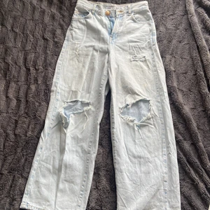 Zara jeans storlek 34 - Ljusblåa jeans som är i gott skick. Har dock två fläckar som man inte tänker på vid låret. Kommer inte till användning.