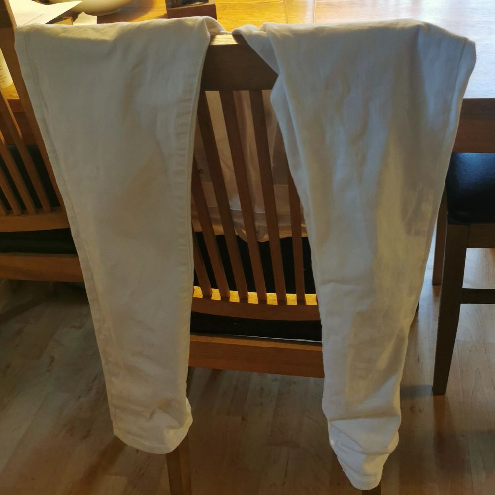 Vita jeans med detaljer Lindex | Plick Second Hand