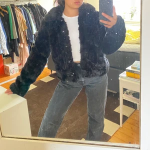 Pälsjacka - Fake pälsjacka från Vila 💕 säljer då den tyvärr inte kommer till användning längre men väldigt fin 💖