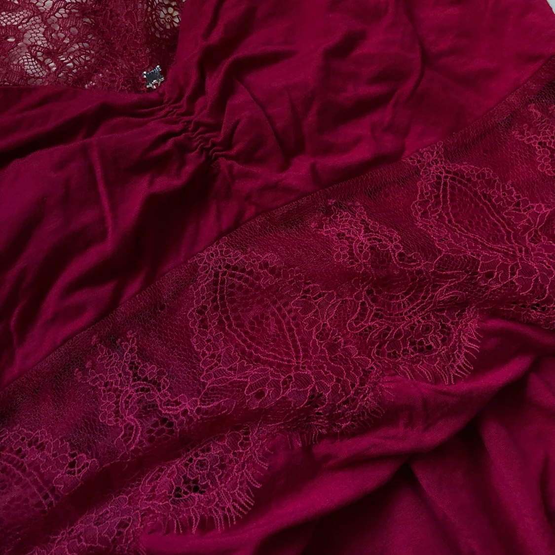 EN FINN MÖRK ROSA/ RÖD KLÄNNING 