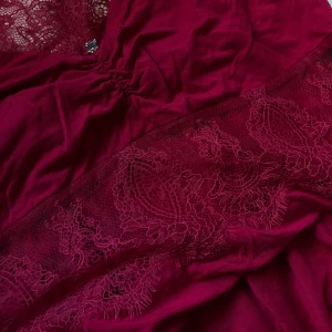 EN FINN MÖRK ROSA/ RÖD KLÄNNING  - Hej!!! Har köpte den här finna klänning som jag bara provade en gång. den är Finn för sommaren, är lätt och  fin. Lägger många plagg ut nu så kolla gärna in i mina andra inläggningar också❤️😊. 