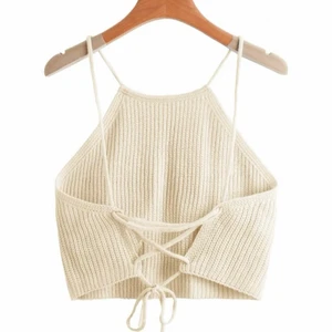 Virkad topp - En virkad topp med snörning baktill i storlek S från Shein, är i en väldigt fin beige färg och passar perfekt till sommaren. Säljer pågrund av att den inte är min stil, toppen är alltså aldrig använd. Säljer för 50kr.