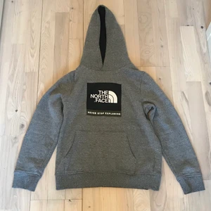 The North Face hoodie - En grå The North Face hoodie i jätte fint skick. Inga fläckar eller hål. Skick=9/10. Köpt 2018 på JD sports. Storlek= Junior/Youth vilket motsvarar 10-12 år. Kan skicka fler bilder vid intresse!